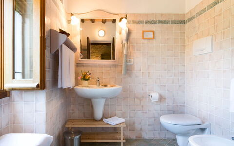Villa Beatrice: Wand, Badezimmer, Armatur, Flooring, Bad Sink, Interior Design, Fussboden, Sinken, Zapfhahn, Installation