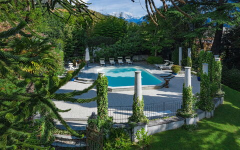 Villa Camilla: Schwimmbad, Schatten, Garten, Gartenmöbel, Landscaping, Resort, Immergrün, Eco Hotel, Regenschirm