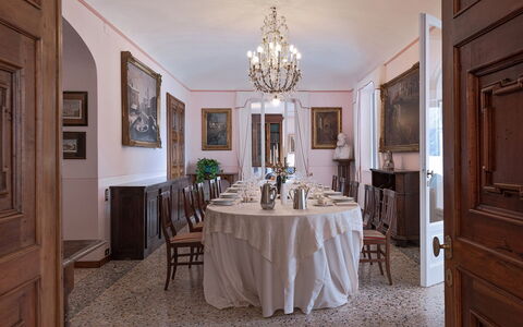 Villa Camilla: Möbel, Interior Design, Tabelle, Flooring, Holz, Stuhl, Esszimmer, Decke, Fussboden, Beleuchtung