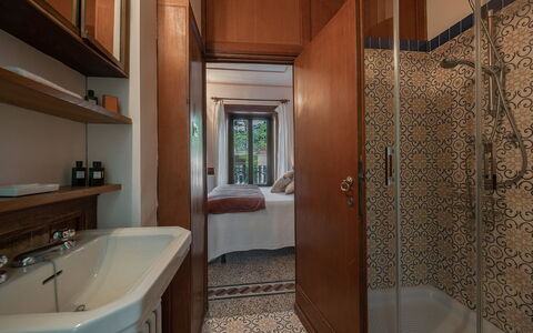 Villa Camilla: Fussboden, Holz, Flooring, Interior Design, Braun, Badezimmer, Armatur, Decke, Zimmer, Zuhause