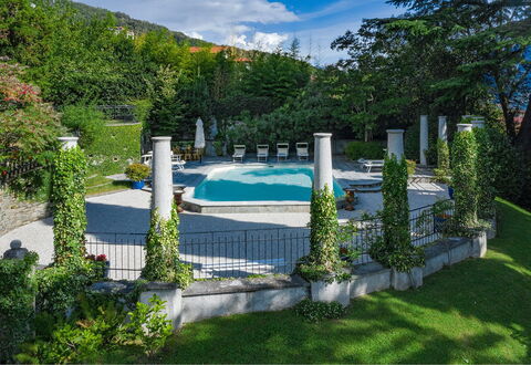 Villa Camilla: Schwimmbad, Garten, Resort, Landscaping, Schatten, Gartenmöbel, Water Feature, Flagstone, Hinterhof, Regenschirm