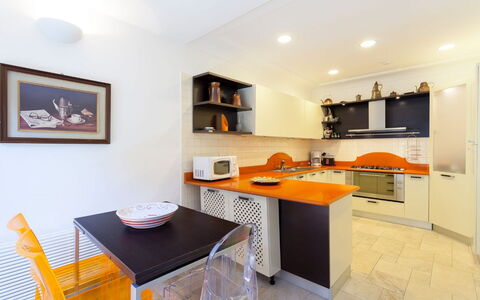 Villa Castore: Möbel, Küche, Countertop, Interior Design, Küchengerät, Flooring, Major Appliance, Cabinetry, Holz, Decke