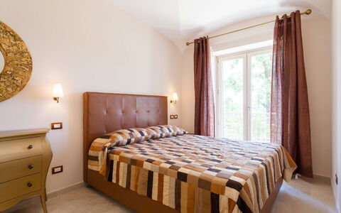 Villa Castore: Interior Design, Möbel, Bett, Schlafzimmer, Flooring, Holz, Fussboden, Zimmer, Bettdecke, Decke