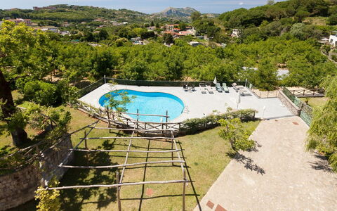 Villa Castore: Schwimmbad, Gartenmöbel, Schatten, Resort, Landscaping, Regenschirm, Eco Hotel, Ferienort, Freizeitzentrum, Hotel