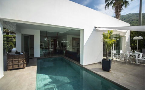 Villa Corallo: Zuhause, Die Architektur, Fussboden, Schatten, Schwimmbad, Stuhl, Resort, Eco Hotel, Zimmerpflanze