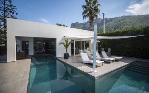 Villa Corallo: Schwimmbad, Schatten, Gartenmöbel, Eco Hotel, Design, Zimmerpflanze, Stuhl, Villa, Resort