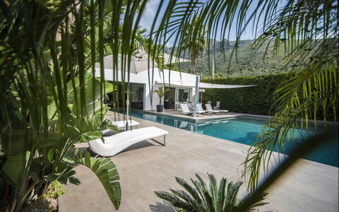 Villa Corallo: Schwimmbad, Gartenmöbel, Resort, Sonnenliege, Schatten, Eco Hotel, Landscaping, Estate