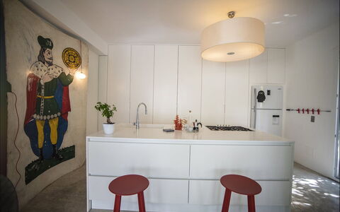 Villa Corallo: Interior Design, Flooring, Countertop, Möbel, Light Fixture, Holz, Küche, Fussboden, Decke, Beleuchtung