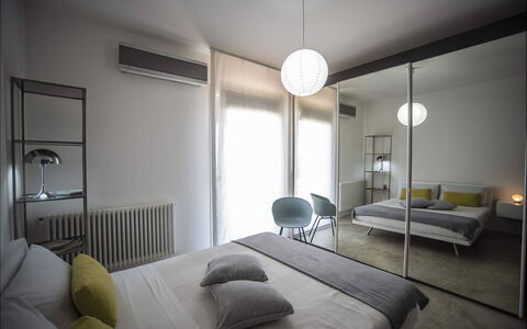Villa Corallo: Möbel, Bett, Interior Design, Schlafzimmer, Fussboden, Flooring, Bedding, Bettdecke, Decke, Zuhause