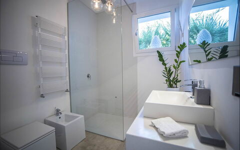 Villa Corallo: Badezimmer, Interior Design, Armatur, Flooring, Wand, Fussboden, Sinken, Zapfhahn, Decke, Spiegel