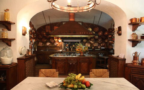 Villa Correale: Interior Design, Beleuchtung, Möbel, Light Fixture, Decke, Zimmer, Stuhl, Küche, Holzbeize, Cabinetry