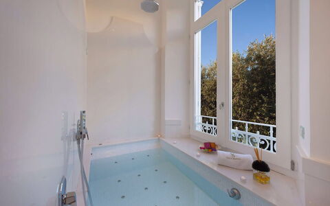 Villa Correale: Armatur, Interior Design, Badewanne, Installation, Wohnung, Zapfhahn, Badezimmer, Hotel, Design, Formen