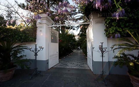 Villa Correale: Garten, Blumentopf, Schatten, Landscaping, Flagstone, Walkway, Garten, Hazienda, Hof
