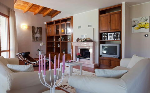 Villa Cremia: Möbel, Interior Design, Flooring, Fussboden, Holz, Zimmer, Wohnzimmer, Decke, Zuhause, Beleuchtung