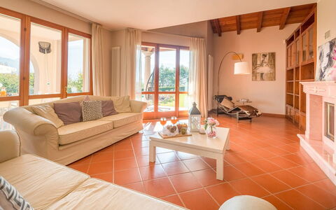 Villa Cremia: Möbel, Interior Design, Flooring, Fussboden, Holz, Decke, Zimmer, Zuhause, Wohnzimmer, Couch