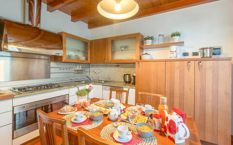 Villa Cremia: Küche, Holz, Interior Design, Flooring, Countertop, Möbel, Decke, Cabinetry, Zimmer, Fussboden