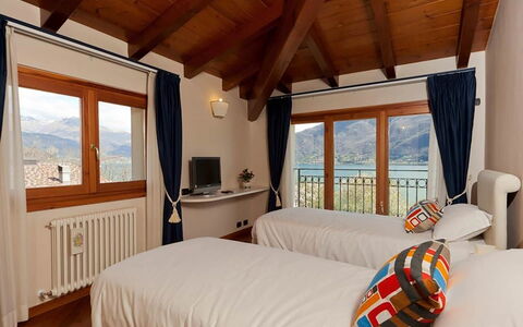 Villa Cremia: Interior Design, Möbel, Decke, Holzbeize, Light Fixture, Bilderrahmen, Hartholz, Lampe, Balkon, Hotel