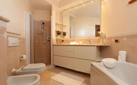 Villa Cremia: Bad Sink, Badezimmer, Armatur, Flooring, Sinken, Interior Design, Fussboden, Holz, Badezimmerschrank, Zapfhahn