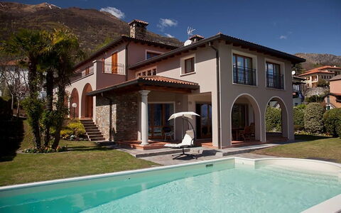 Villa Cremia: Haus, Zuhause, Wohngebiet, Die Architektur, Tür, Dach, Balkon, Estate, Hazienda, Villa