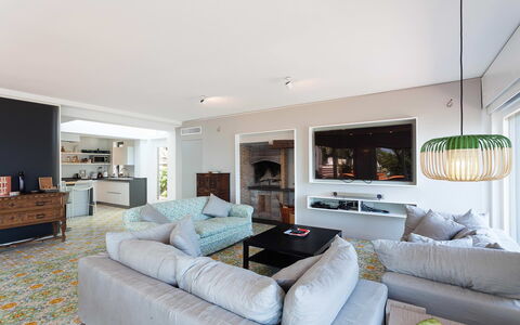 Villa Davide: Möbel, Interior Design, Couch, Flooring, Fussboden, Wand, Wohnzimmer, Zimmer, Decke, Holz