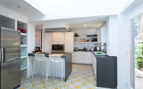 Villa Davide: Küche, Flooring, Interior Design, Countertop, Fussboden, Küchengerät, Möbel, Decke, Major Appliance, Cabinetry