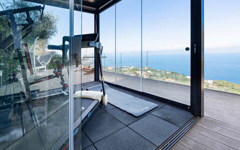 Villa Davide: Fussboden, Flooring, Glas, Daylighting, Stuhl, Aluminium, Schwimmbad, Eco Hotel, Zimmerpflanze
