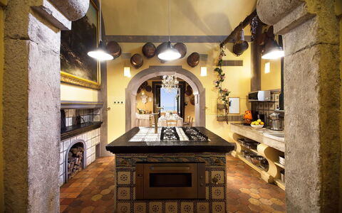 Palazzo Santa Croce: Interior Design, Flooring, Küche, Decke, Beleuchtung, Möbel, Fussboden, Light Fixture, Zimmer, Countertop