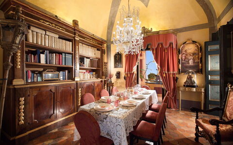 Palazzo Santa Croce: Möbel, Interior Design, Tabelle, Stuhl, Decke, Zimmer, Beleuchtung, Esszimmer, Light Fixture, Flooring