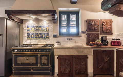 Villa del Colle: Küche, Interior Design, Herd, Herd, Cabinetry, Countertop, Gasherd, Holzbeize, Light Fixture, Küchengerät