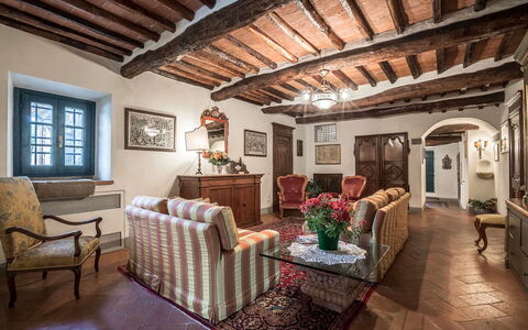 Villa del Colle: Wand, Möbel, Zuhause, Stuhl, Tür, Zimmerpflanze, Blumentopf, Wohnzimmer, Villa, Kaffetisch