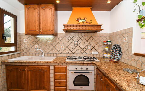 Villa del Mare: Küche, Countertop, Interior Design, Flooring, Holz, Cabinetry, Major Appliance, Herd, Küchengerät, Fussboden