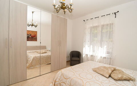 Villa del Mare: Möbel, Bett, Interior Design, Schlafzimmer, Holz, Flooring, Fussboden, Zimmer, Cabinetry, Bettdecke