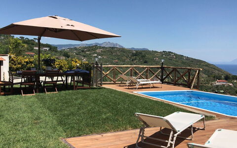 Villa del Saraceno: Schwimmbad, Gartenmöbel, Resort, Möbel, Eco Hotel, Regenschirm, Gebirge, Freizeit, Schatten, Sonnenliege