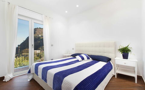 Villa del Saraceno: Bett, Möbel, Schlafzimmer, Interior Design, Bedding, Bettdecke, Holz, Linens, Fussboden, Flooring