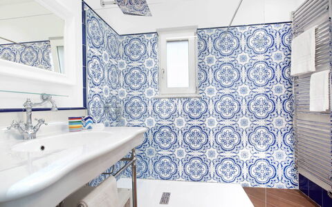Villa del Saraceno: Blau, Flooring, Armatur, Interior Design, Badezimmer, Fussboden, Fliese, Toilette, Installation, Toilleten Sitz