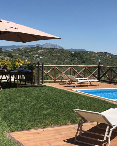 Villa del Saraceno: Schwimmbad, Gartenmöbel, Resort, Möbel, Eco Hotel, Regenschirm, Gebirge, Freizeit, Schatten, Sonnenliege