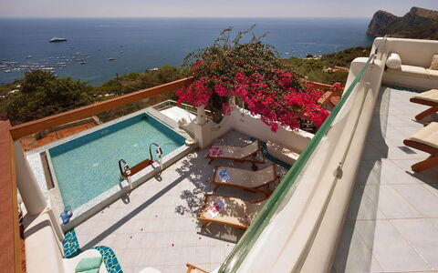 Villa delle Sirene: Schwimmbad, Resort, Meer, Küste, Eco Hotel, Strandresort, Regenschirm, Ferienort, Gartenmöbel, Hotel