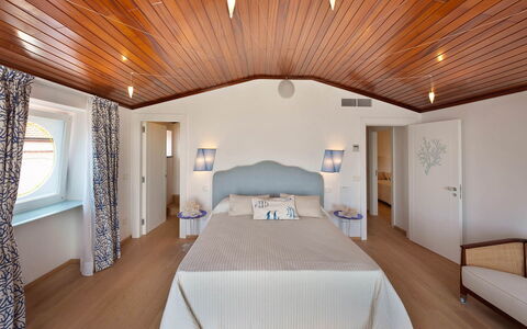 Villa delle Sirene: Möbel, Interior Design, Holz, Decke, Fussboden, Flooring, Bett, Textil, Schlafzimmer, Zimmer