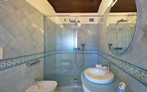Villa delle Sirene: Armatur, Flooring, Badezimmer, Interior Design, Fussboden, Bad Sink, Sinken, Zapfhahn, Installation, Fliese