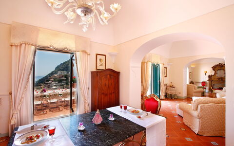 Villa Elyseum: Möbel, Tabelle, Stuhl, Resort, Küche & Esszimmer Tisch, Esszimmer, Hotel, Linens, Zimmerpflanze, Villa