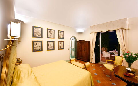 Villa Elyseum: Bett, Möbel, Interior Design, Schlafzimmer, Bettdecke, Bedding, Beleuchtung, Zimmer, Fussboden, Linens
