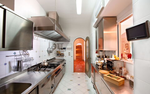 Villa Elyseum: Küche, Countertop, Interior Design, Küchengerät, Major Appliance, Flooring, Beleuchtung, Decke, Fussboden, Cabinetry