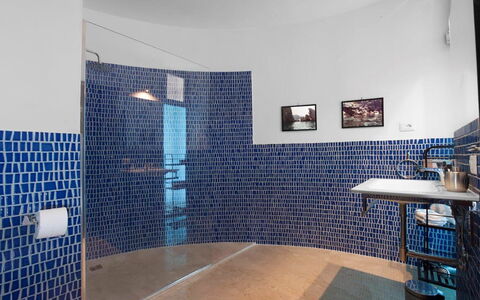 Villa Ettore: Blau, Flooring, Fussboden, Interior Design, Verbundwerkstoff, Armatur, Fliese, Installation, Decke, Badezimmer