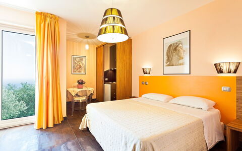 Villa Felicia: Interior Design, Möbel, Zuhause, Fussboden, Wohnung, Bett, Schlafzimmer, Zimmer, Decke, Bettdecke