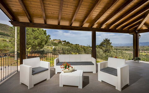 Villa Gea: Möbel, Stuhl, Holz, Gartenmöbel, Flooring, Tabelle, Interior Design, Fussboden, Veranda, Terrasse