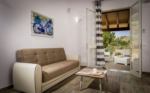 Villa Gea: Möbel, Interior Design, Flooring, Fussboden, Zimmer, Wohnung, Couch, Zuhause, Wohnzimmer, Decke