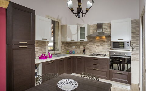 Villa Gea: Küche, Möbel, Countertop, Cabinetry, Küchengerät, Major Appliance, Interior Design, Holz, Schrank, Flooring
