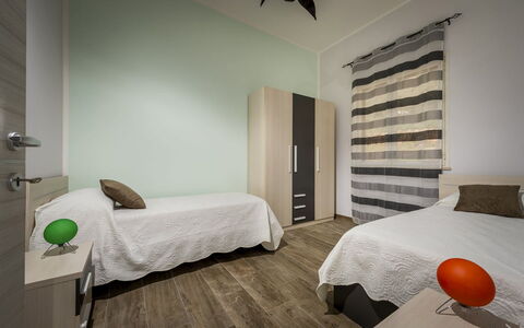 Villa Gea: Fussboden, Flooring, Interior Design, Holz, Möbel, Schlafzimmer, Decke, Zimmer, Bett, Beleuchtung