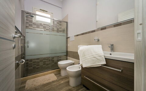 Villa Gea: Flooring, Armatur, Badezimmer, Fussboden, Interior Design, Toilette, Toilleten Sitz, Sinken, Bad Sink, Decke