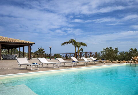 Villa Gea: Blau, Schwimmbad, Resort, Gartenmöbel, Eco Hotel, Schatten, Stuhl, Strandresort, Hotel, Ferienort